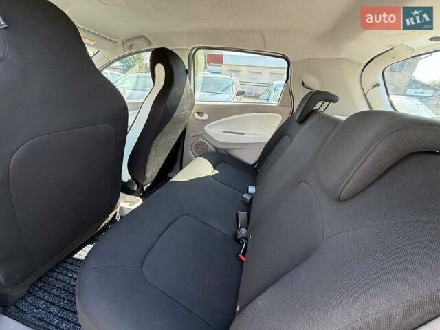 Белый Рено Зое, объемом двигателя 0 л и пробегом 93 тыс. км за 9799 $, фото 17 на Automoto.ua