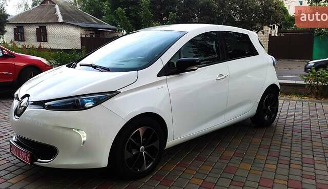 Белый Рено Зое, объемом двигателя 0 л и пробегом 107 тыс. км за 9600 $, фото 1 на Automoto.ua
