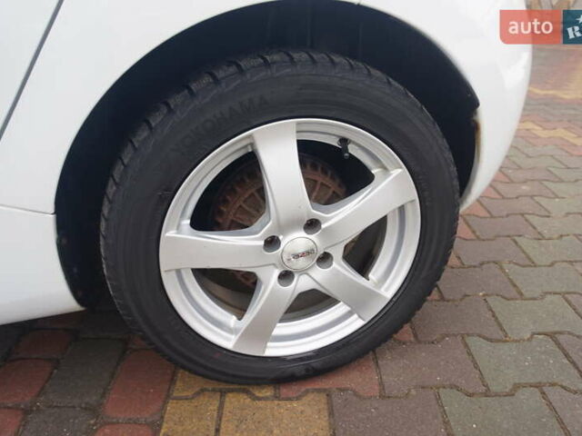 Белый Рено Зое, объемом двигателя 0 л и пробегом 102 тыс. км за 9777 $, фото 63 на Automoto.ua