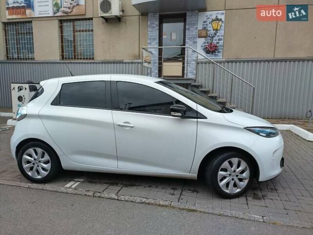 Белый Рено Зое, объемом двигателя 0 л и пробегом 204 тыс. км за 8400 $, фото 6 на Automoto.ua