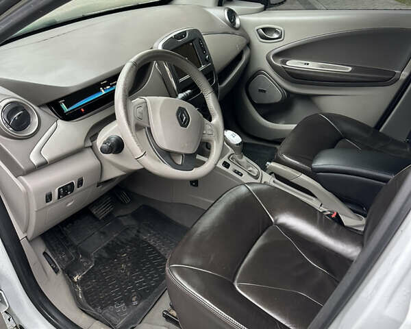 Белый Рено Зое, объемом двигателя 0 л и пробегом 131 тыс. км за 9650 $, фото 13 на Automoto.ua