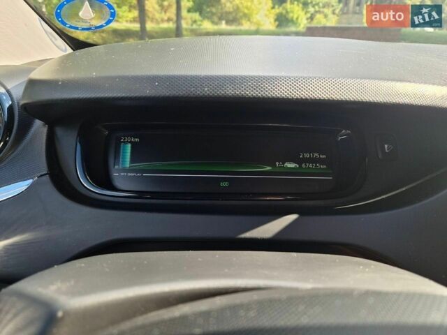 Белый Рено Зое, объемом двигателя 0 л и пробегом 210 тыс. км за 9900 $, фото 24 на Automoto.ua
