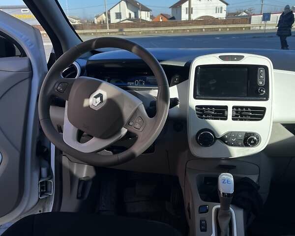 Белый Рено Зое, объемом двигателя 0 л и пробегом 110 тыс. км за 8600 $, фото 3 на Automoto.ua