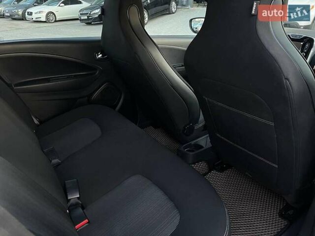 Белый Рено Зое, объемом двигателя 0 л и пробегом 95 тыс. км за 8940 $, фото 20 на Automoto.ua