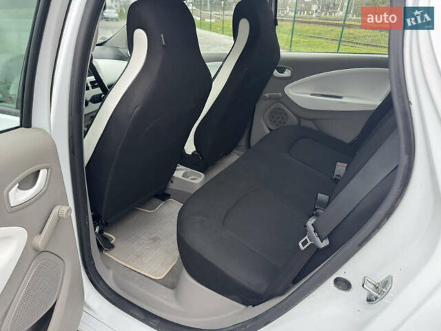 Белый Рено Зое, объемом двигателя 0 л и пробегом 63 тыс. км за 9200 $, фото 6 на Automoto.ua