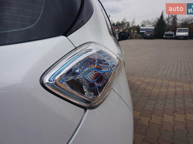 Белый Рено Зое, объемом двигателя 0 л и пробегом 60 тыс. км за 9222 $, фото 21 на Automoto.ua