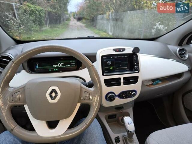 Белый Рено Зое, объемом двигателя 0 л и пробегом 137 тыс. км за 8400 $, фото 11 на Automoto.ua