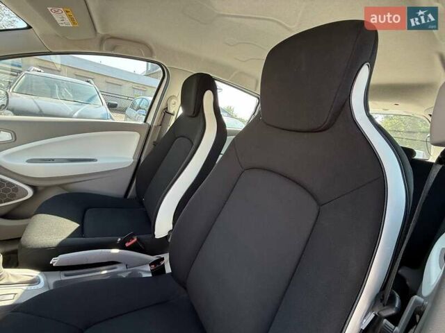 Белый Рено Зое, объемом двигателя 0 л и пробегом 93 тыс. км за 9799 $, фото 11 на Automoto.ua