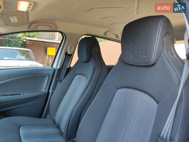 Белый Рено Зое, объемом двигателя 0 л и пробегом 51 тыс. км за 9900 $, фото 51 на Automoto.ua