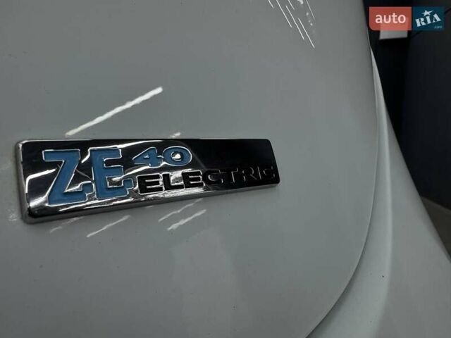 Белый Рено Зое, объемом двигателя 0 л и пробегом 115 тыс. км за 9950 $, фото 12 на Automoto.ua