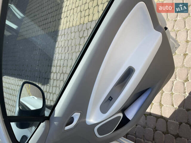 Белый Рено Зое, объемом двигателя 0 л и пробегом 85 тыс. км за 11000 $, фото 19 на Automoto.ua