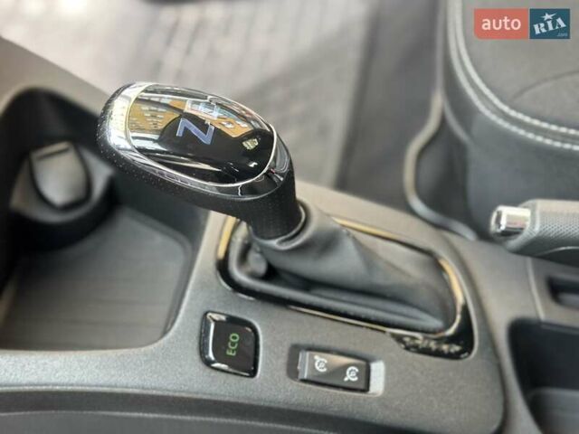 Белый Рено Зое, объемом двигателя 0 л и пробегом 92 тыс. км за 9990 $, фото 19 на Automoto.ua