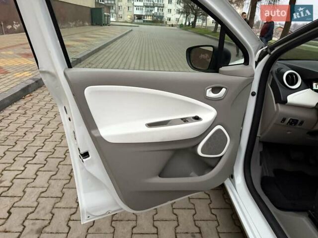 Белый Рено Зое, объемом двигателя 0 л и пробегом 95 тыс. км за 8900 $, фото 7 на Automoto.ua
