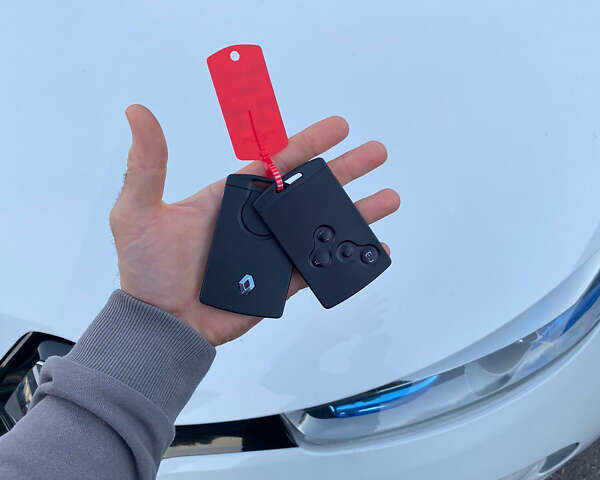 Белый Рено Зое, объемом двигателя 0 л и пробегом 200 тыс. км за 8998 $, фото 10 на Automoto.ua