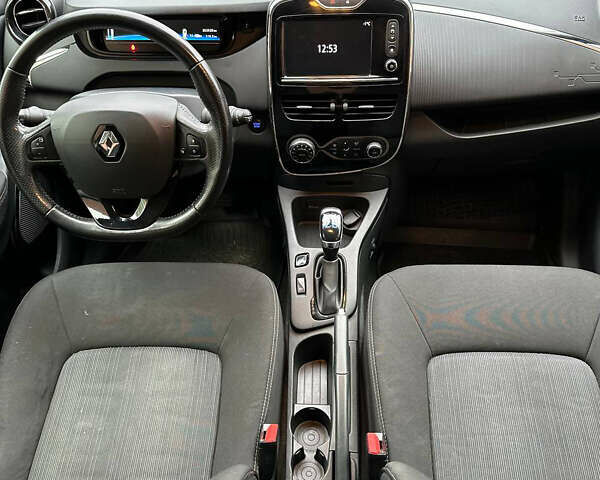 Белый Рено Зое, объемом двигателя 0 л и пробегом 200 тыс. км за 8998 $, фото 22 на Automoto.ua