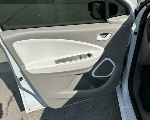 Белый Рено Зое, объемом двигателя 0 л и пробегом 95 тыс. км за 10000 $, фото 8 на Automoto.ua