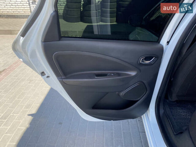 Белый Рено Зое, объемом двигателя 0 л и пробегом 103 тыс. км за 8900 $, фото 7 на Automoto.ua