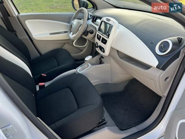 Белый Рено Зое, объемом двигателя 0 л и пробегом 110 тыс. км за 8450 $, фото 20 на Automoto.ua
