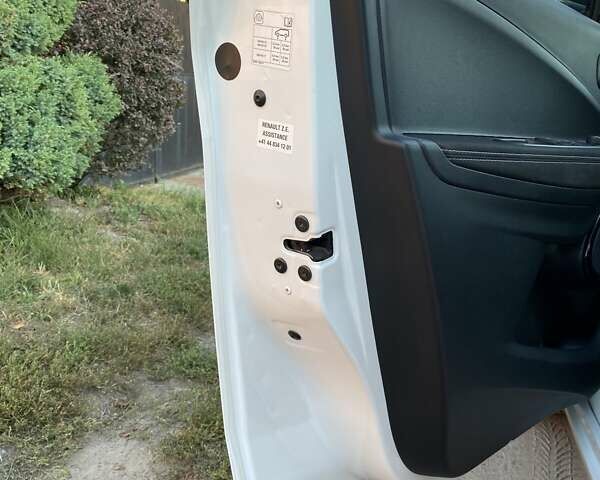 Белый Рено Зое, объемом двигателя 0 л и пробегом 108 тыс. км за 9500 $, фото 28 на Automoto.ua