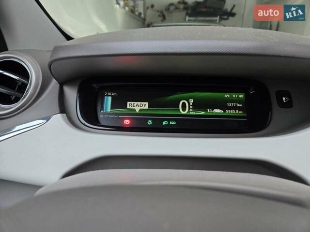 Белый Рено Зое, объемом двигателя 0 л и пробегом 137 тыс. км за 8400 $, фото 41 на Automoto.ua