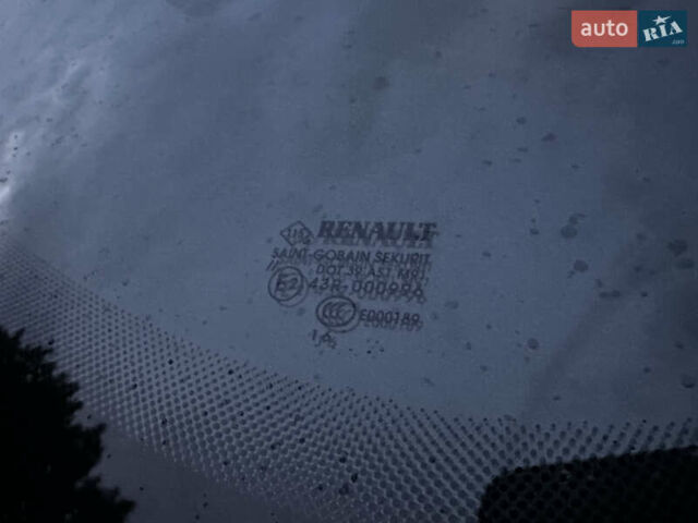 Белый Рено Зое, объемом двигателя 0 л и пробегом 108 тыс. км за 9250 $, фото 8 на Automoto.ua