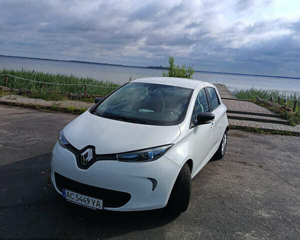 Белый Рено Зое, объемом двигателя 0 л и пробегом 170 тыс. км за 5851 $, фото 2 на Automoto.ua