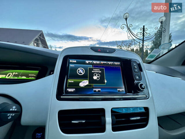 Белый Рено Зое, объемом двигателя 0 л и пробегом 43 тыс. км за 9399 $, фото 54 на Automoto.ua