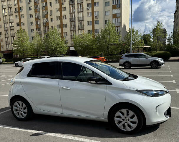 Белый Рено Зое, объемом двигателя 0 л и пробегом 127 тыс. км за 9200 $, фото 2 на Automoto.ua