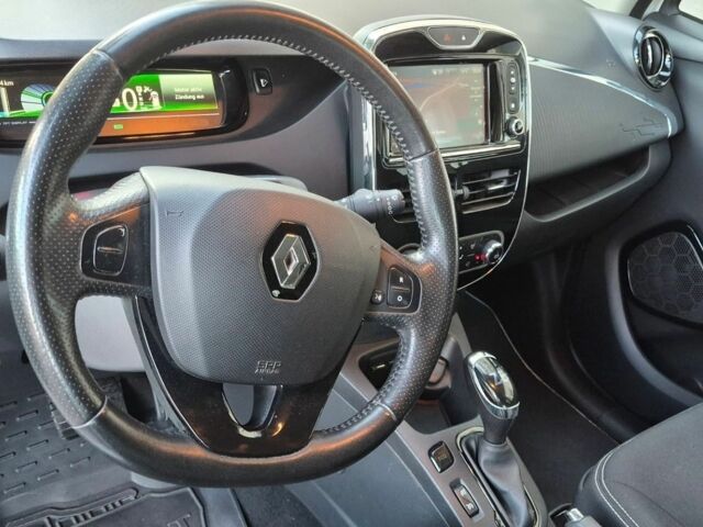 Белый Рено Зое, объемом двигателя 0 л и пробегом 133 тыс. км за 9900 $, фото 12 на Automoto.ua
