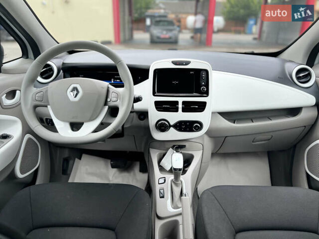 Белый Рено Зое, объемом двигателя 0 л и пробегом 65 тыс. км за 8900 $, фото 19 на Automoto.ua