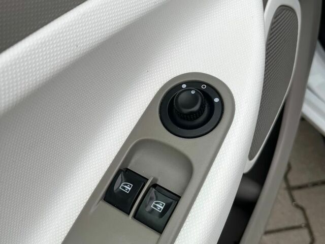 Білий Рено Зое, об'ємом двигуна 0 л та пробігом 157 тис. км за 8650 $, фото 17 на Automoto.ua