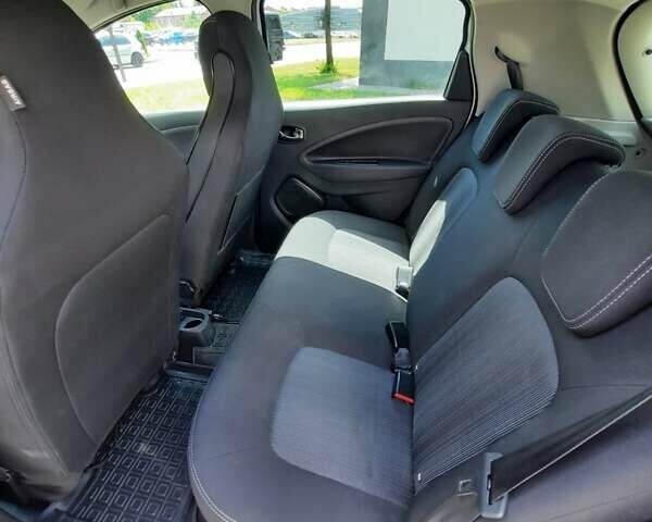 Белый Рено Зое, объемом двигателя 0 л и пробегом 121 тыс. км за 8900 $, фото 18 на Automoto.ua