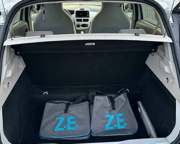 Белый Рено Зое, объемом двигателя 0 л и пробегом 75 тыс. км за 9250 $, фото 33 на Automoto.ua