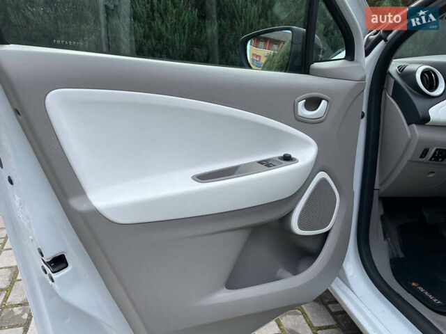 Белый Рено Зое, объемом двигателя 0 л и пробегом 97 тыс. км за 9500 $, фото 23 на Automoto.ua