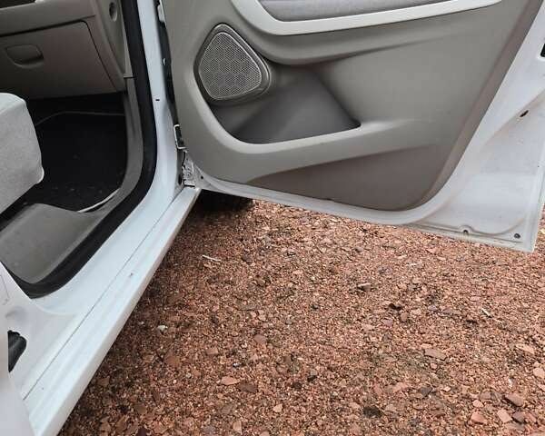 Белый Рено Зое, объемом двигателя 0 л и пробегом 137 тыс. км за 7800 $, фото 13 на Automoto.ua