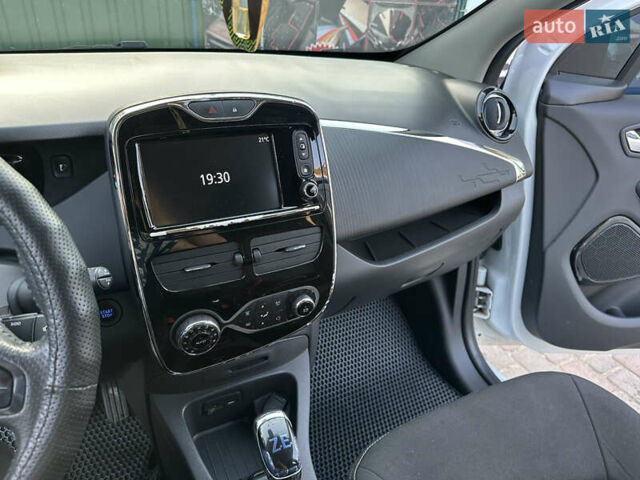 Белый Рено Зое, объемом двигателя 0 л и пробегом 64 тыс. км за 8800 $, фото 7 на Automoto.ua
