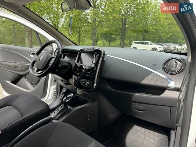 Белый Рено Зое, объемом двигателя 0 л и пробегом 92 тыс. км за 9990 $, фото 21 на Automoto.ua