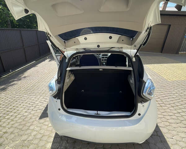 Белый Рено Зое, объемом двигателя 0 л и пробегом 85 тыс. км за 11000 $, фото 16 на Automoto.ua