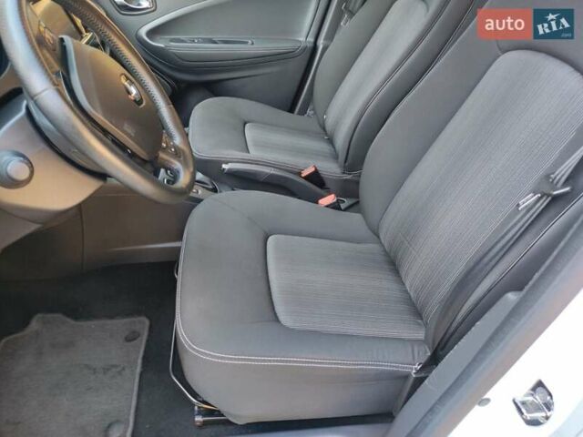 Белый Рено Зое, объемом двигателя 0 л и пробегом 51 тыс. км за 9900 $, фото 25 на Automoto.ua