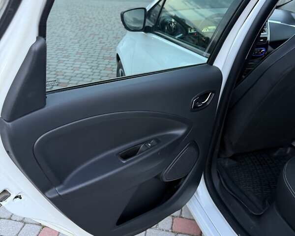 Белый Рено Зое, объемом двигателя 0 л и пробегом 132 тыс. км за 8800 $, фото 15 на Automoto.ua