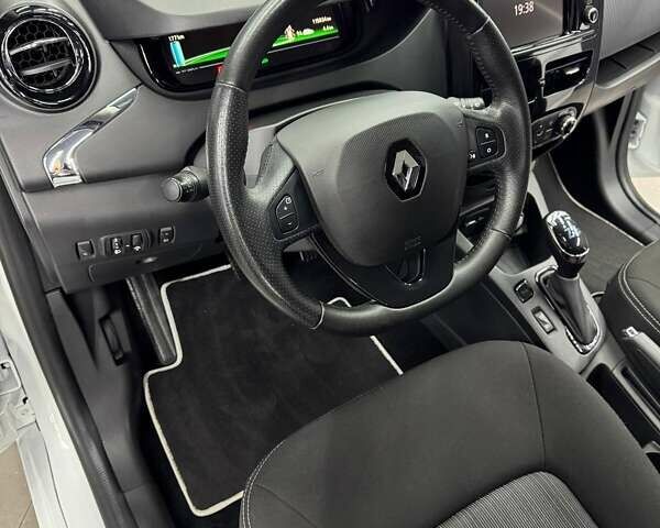 Белый Рено Зое, объемом двигателя 0 л и пробегом 115 тыс. км за 9950 $, фото 20 на Automoto.ua