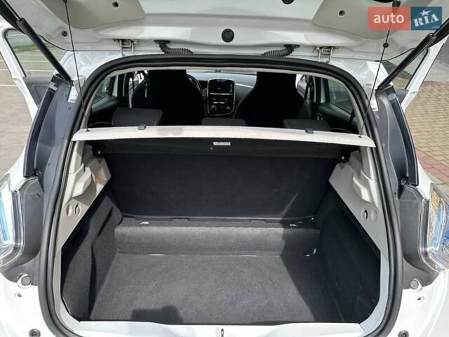 Белый Рено Зое, объемом двигателя 0 л и пробегом 92 тыс. км за 9990 $, фото 26 на Automoto.ua