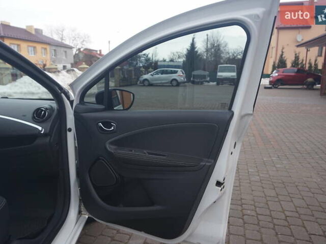 Белый Рено Зое, объемом двигателя 0 л и пробегом 102 тыс. км за 9777 $, фото 36 на Automoto.ua