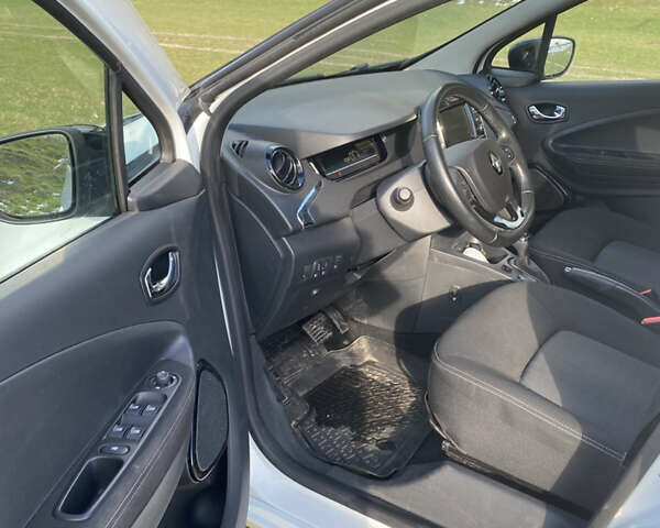 Білий Рено Зое, об'ємом двигуна 0 л та пробігом 100 тис. км за 9000 $, фото 6 на Automoto.ua