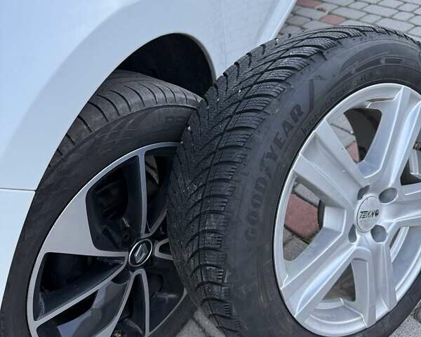 Белый Рено Зое, объемом двигателя 0 л и пробегом 132 тыс. км за 8800 $, фото 22 на Automoto.ua