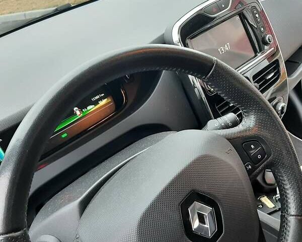 Білий Рено Зое, об'ємом двигуна 0 л та пробігом 123 тис. км за 9650 $, фото 60 на Automoto.ua