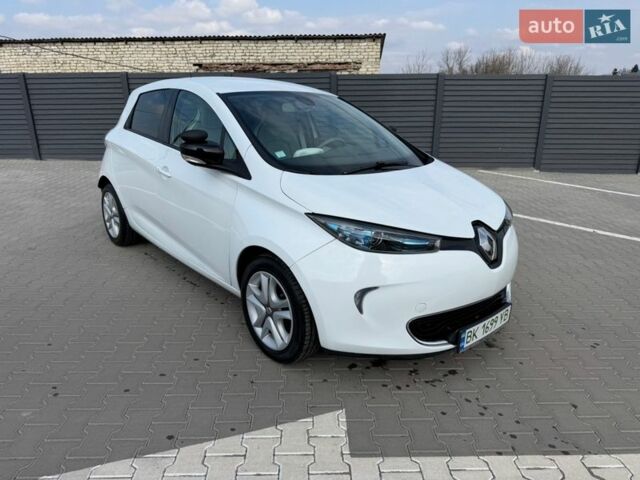 Белый Рено Зое, объемом двигателя 0 л и пробегом 112 тыс. км за 8800 $, фото 1 на Automoto.ua