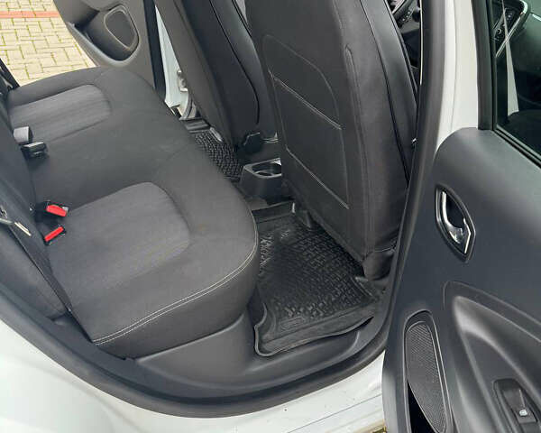 Белый Рено Зое, объемом двигателя 0 л и пробегом 78 тыс. км за 9800 $, фото 15 на Automoto.ua
