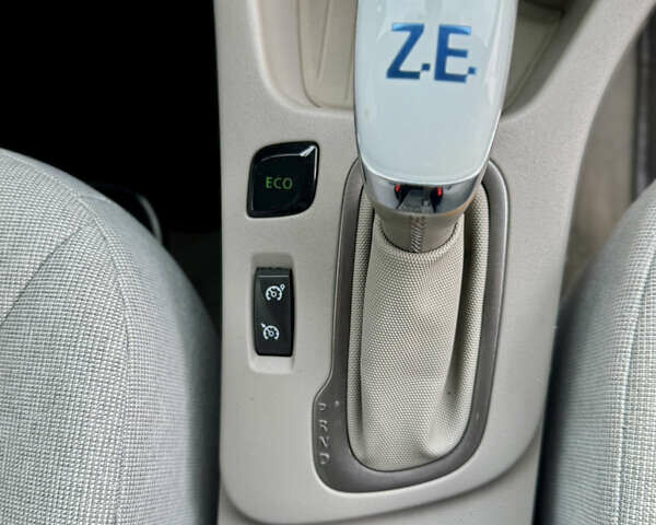 Белый Рено Зое, объемом двигателя 0 л и пробегом 77 тыс. км за 9499 $, фото 41 на Automoto.ua