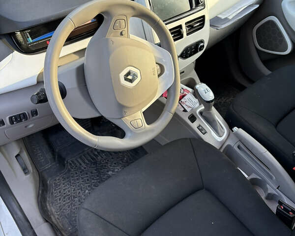 Белый Рено Зое, объемом двигателя 0 л и пробегом 102 тыс. км за 8800 $, фото 2 на Automoto.ua